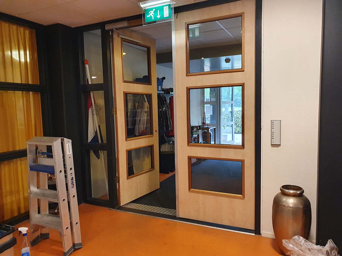 Deuren van verzorgingshuis waarvoor een oplossing moest komen. De deuren moeten op een creatieve manier 