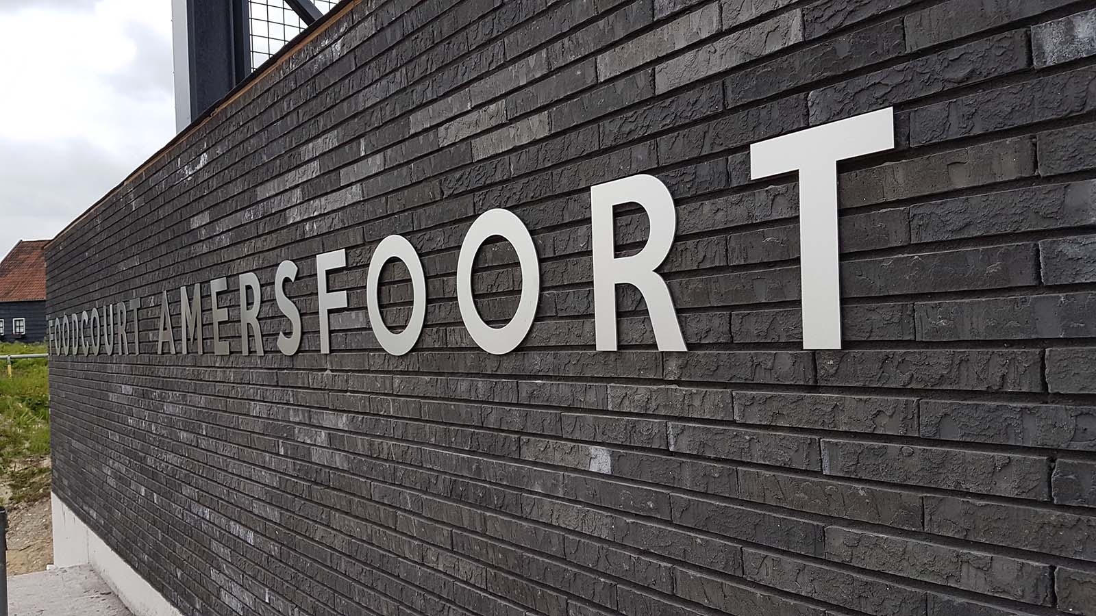 metalen reclame letters en logo