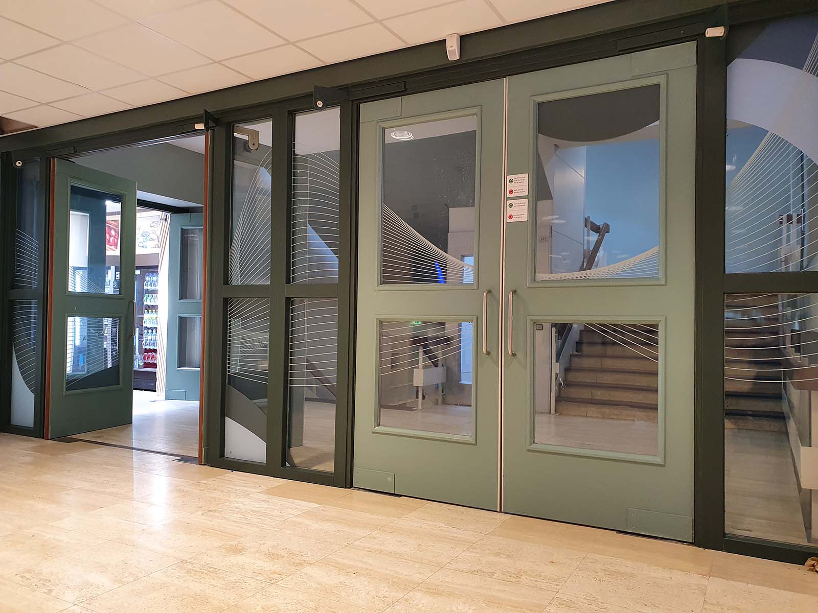 Door een glasheldere folie met fullcolor print lijkt het net alsof de print rechtstreeks op het glas is gedrukt.