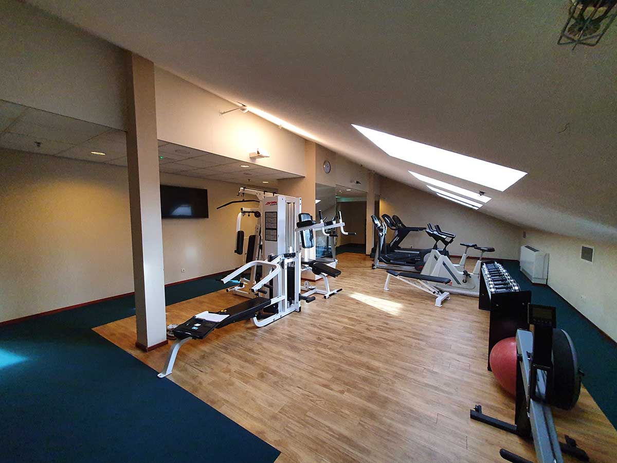 gym hotel voorafgaande aan nieuwe wandbekleding