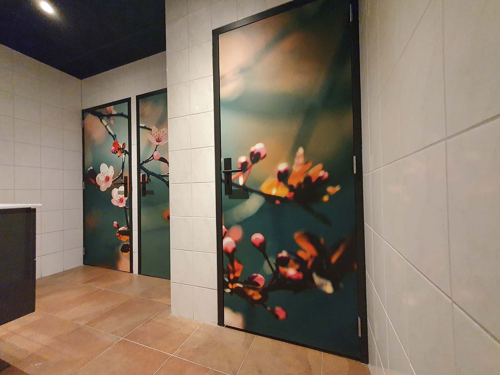 XL deurstickers voor toilet ruimte in Oosters Restaurant