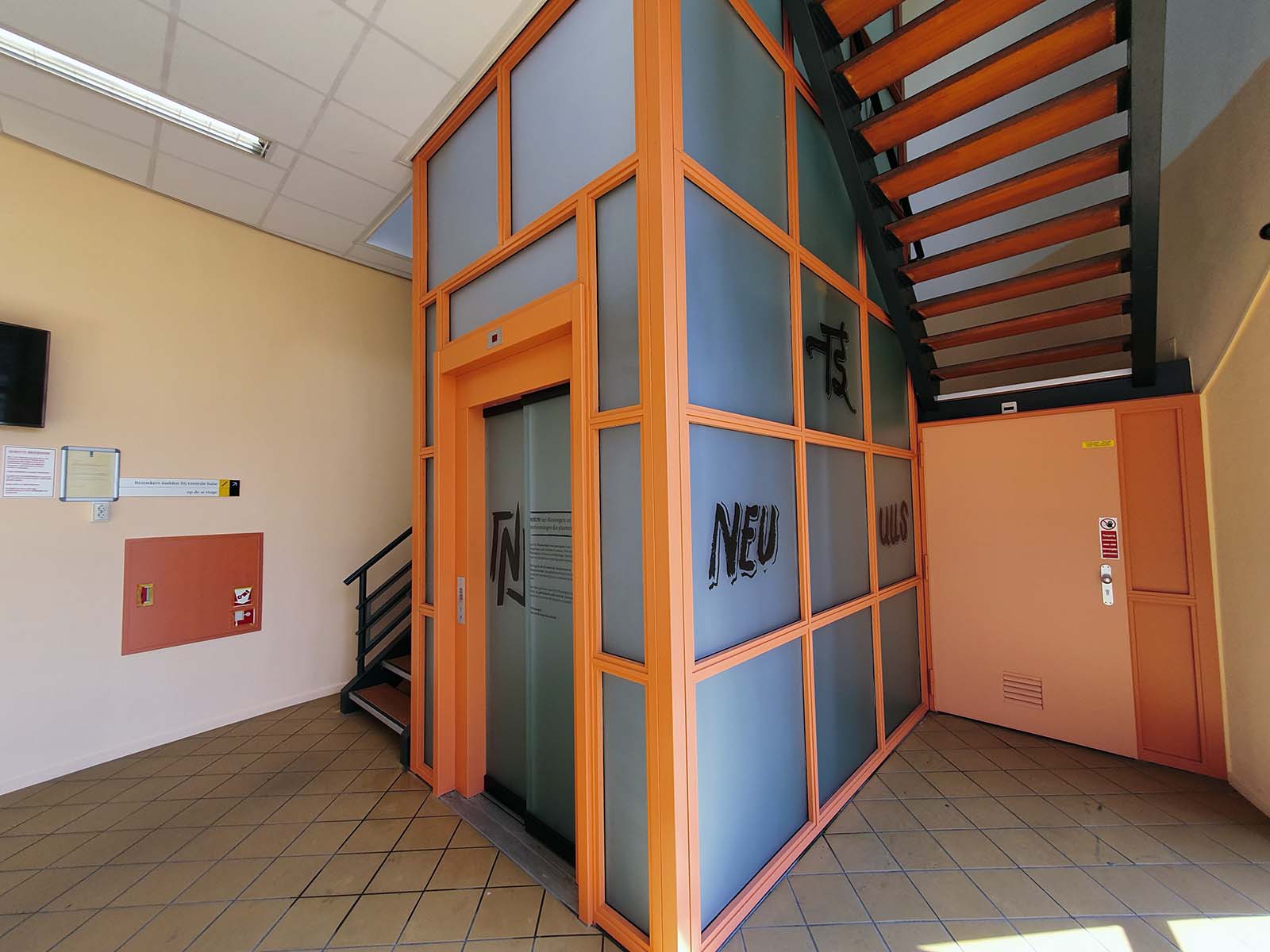 liftschacht met bestickering