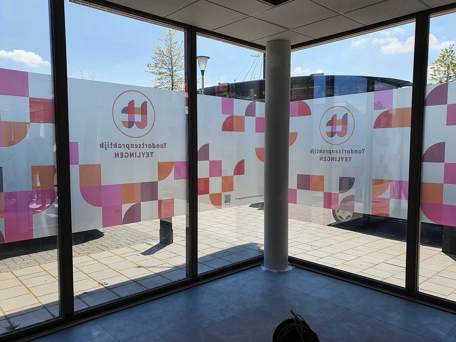 raambelettering gedrukt op matglasfolie voor maximaal privacy en lichtbehoud