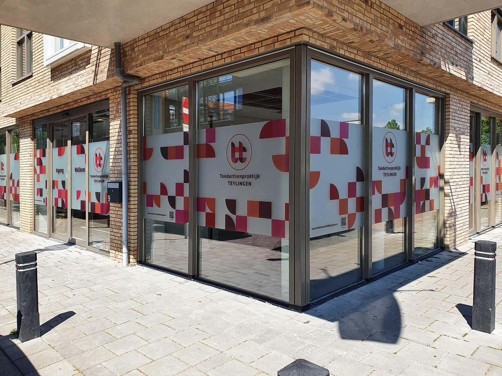 raambestickering met matglas folie voorzien van fullcolor bedrukking