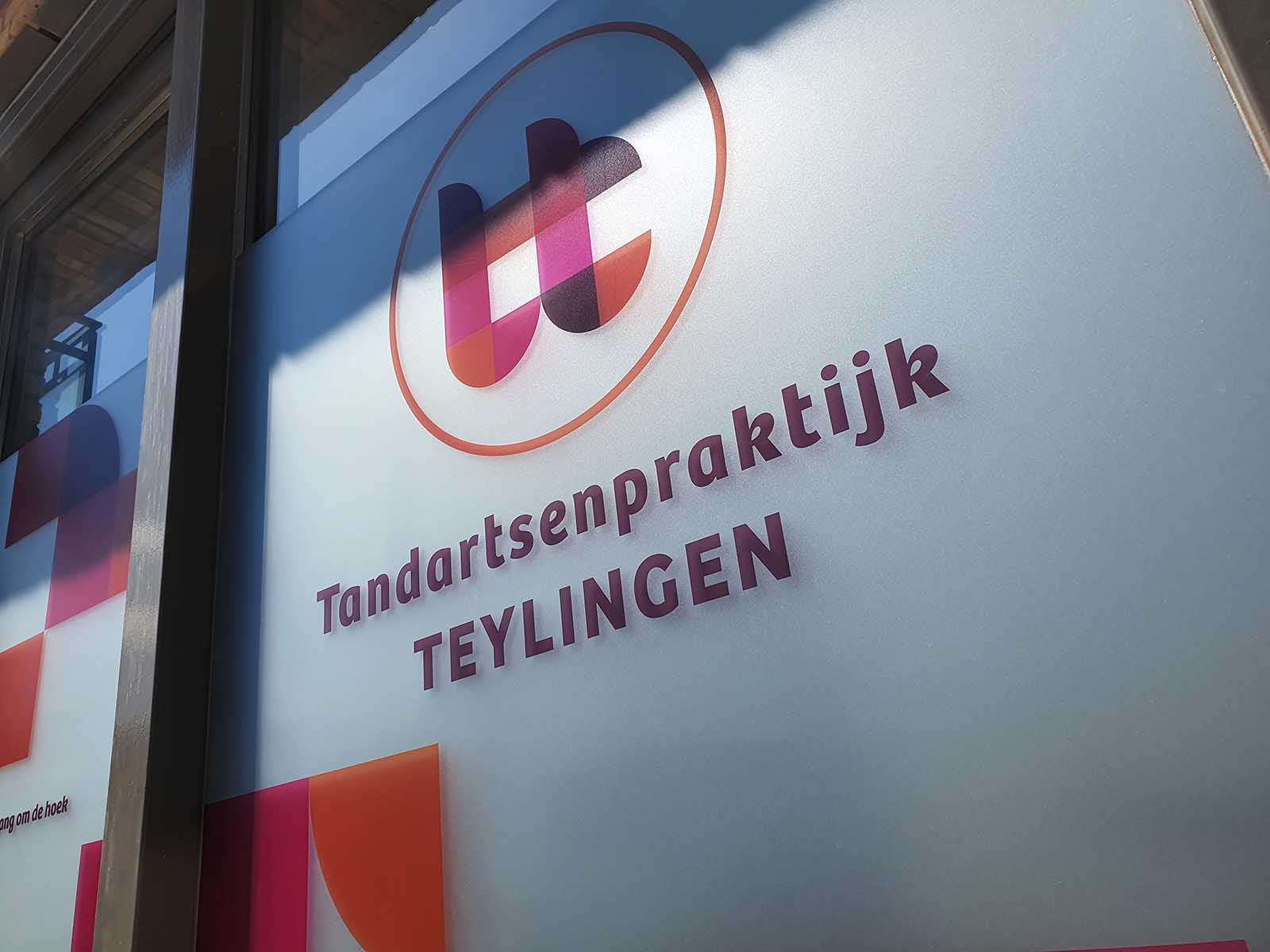 Raambestickering tandartspraktijk - raamfolie bedrukt met logo en tekst voor tandartspraktijk Teylingen