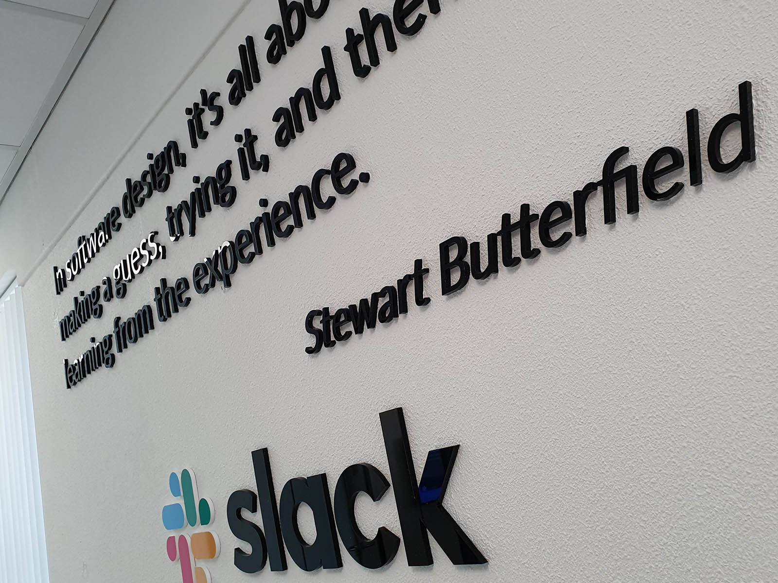 Uit hoogglans acrylaat gelaserd 3D logo en tekst op wand verlijmd