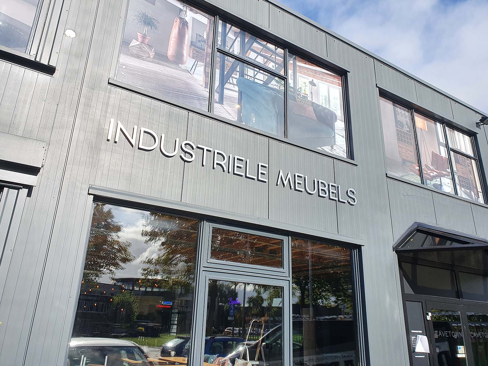 Logo's en teksten op gevel met metalen gevelbelettering