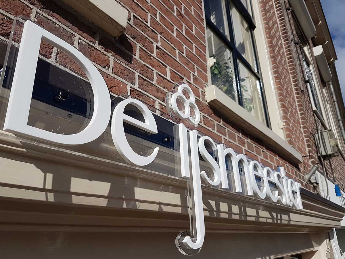 Reclameletters op transparante ondergrond
