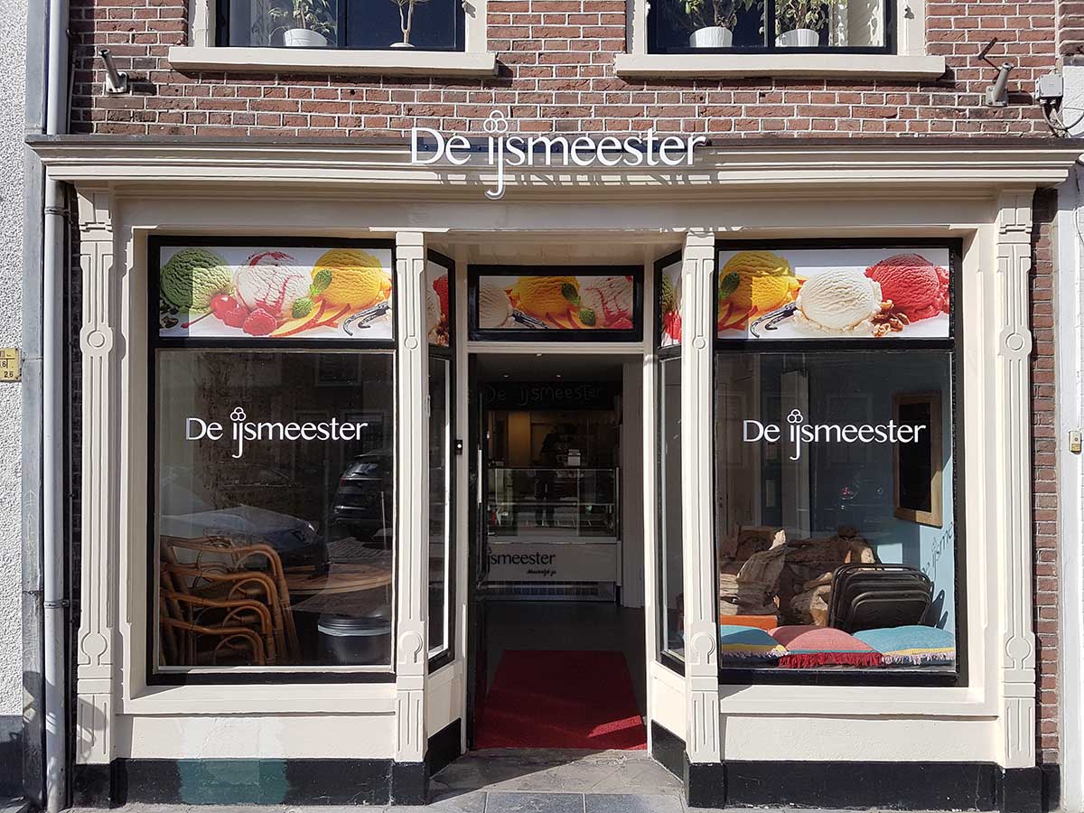 de ijsmeester met opvallende reclamebelettering
