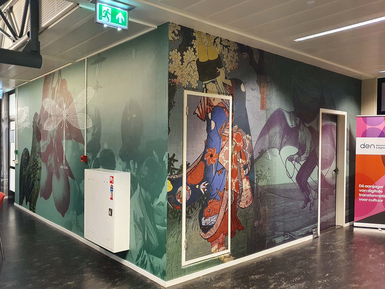 Naadloos fotobehang kan ook over deuren en ramen geplaatst worden. Het ontwerp loopt door over deze openingen, zodat de hele muur één grote afbeelding vormt.