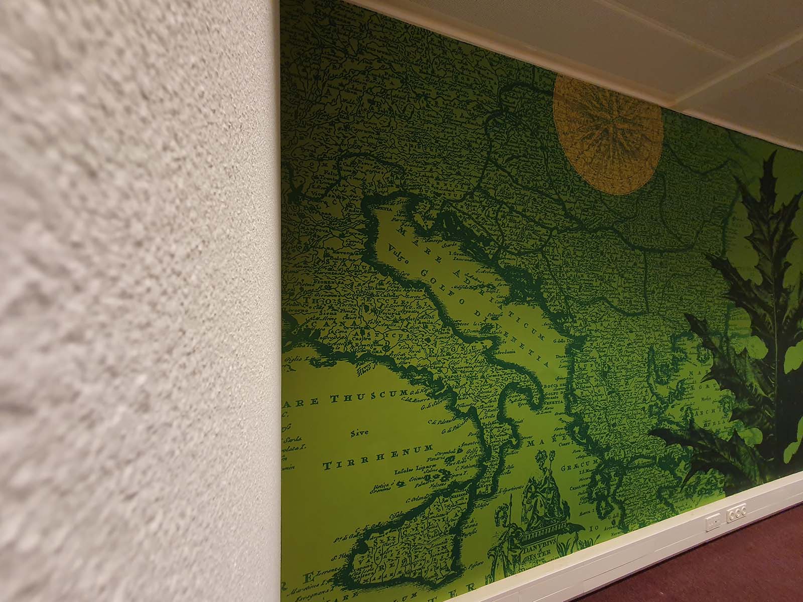 Egaliserend fotobehang kan moeiteloos over wanden met structuur worden aangebracht.