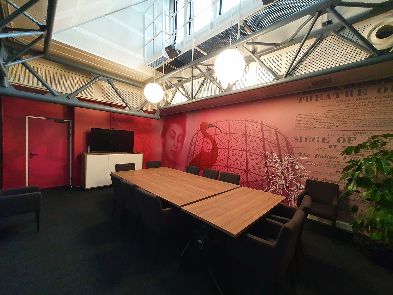 Met naadloos fotobehang worden de wanden voorzien van een fotoprint uit één stuk Elementen zoals deuren en kozijnen kunnen optioneel in de print worden meegenomen door gebruik te maken van speciale interieur wrapfolies die met hetzelfde design worden meegedrukt.
