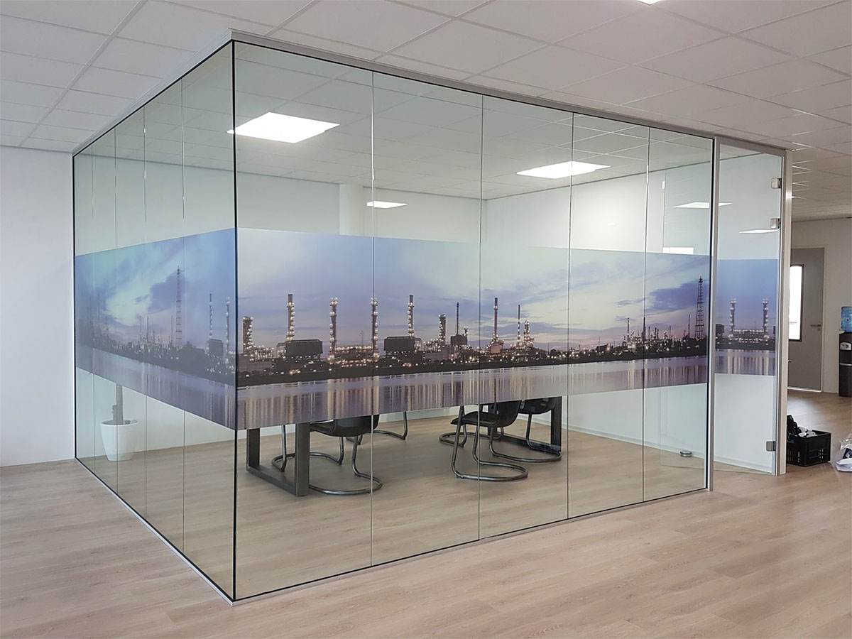 glasfolie met print op glazen panelen vergaderruimte