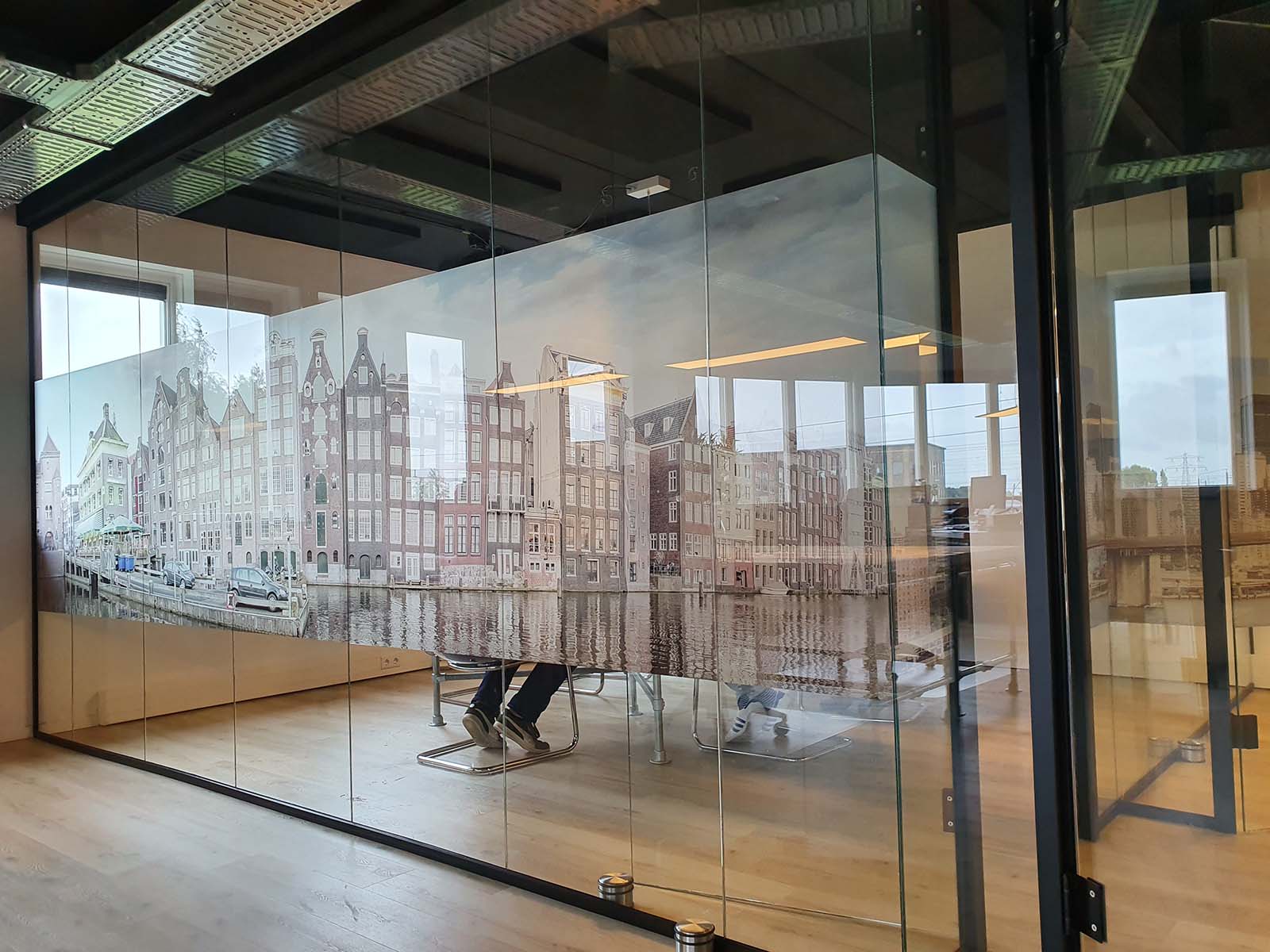 Glazen wand voorzien van privacy folie met foto