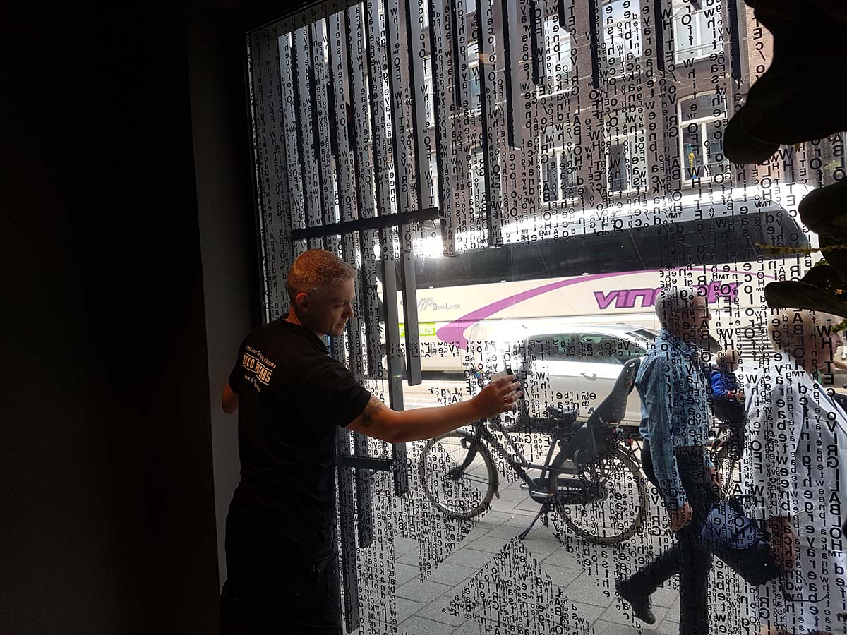 aanbrengen glasheldere raamstickers