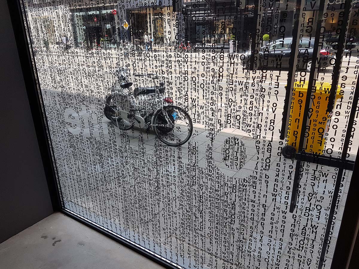 subtiele teksten gedrukt op glasheldere raamstickers