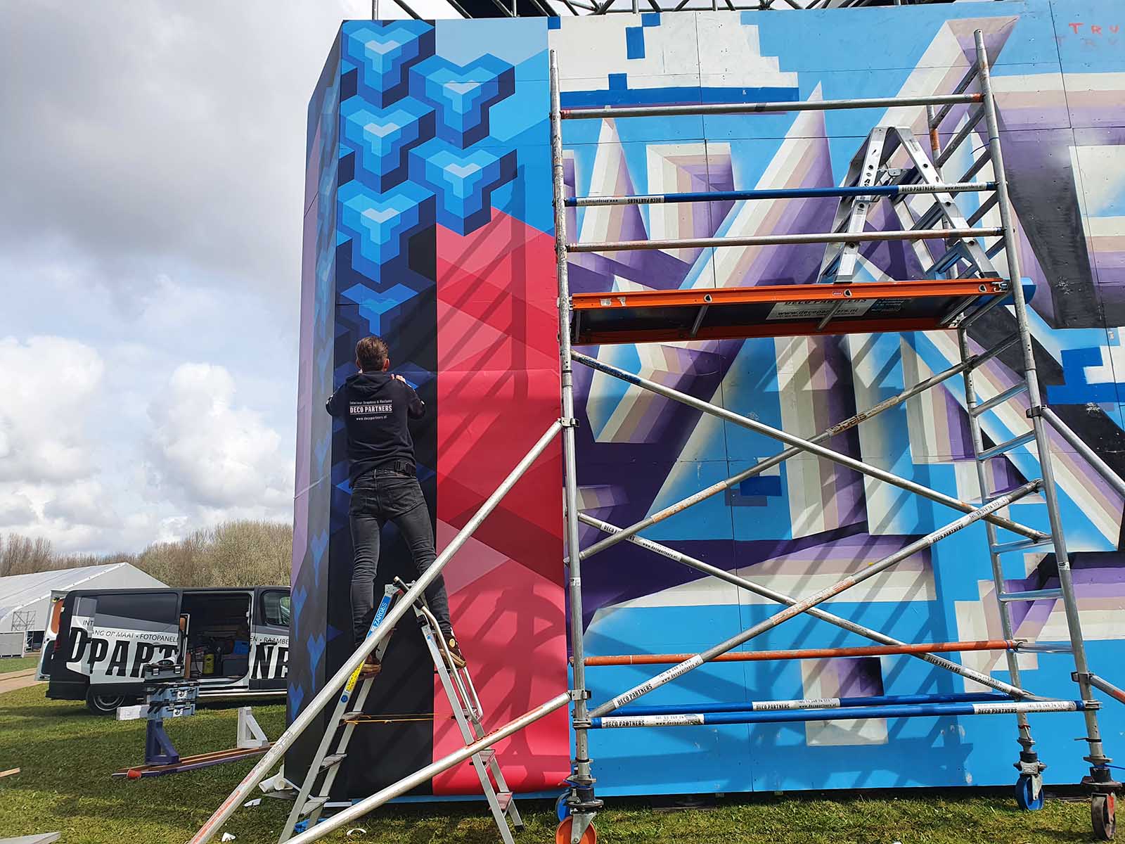 Wrappen van signing towers op het Awakenings Festival