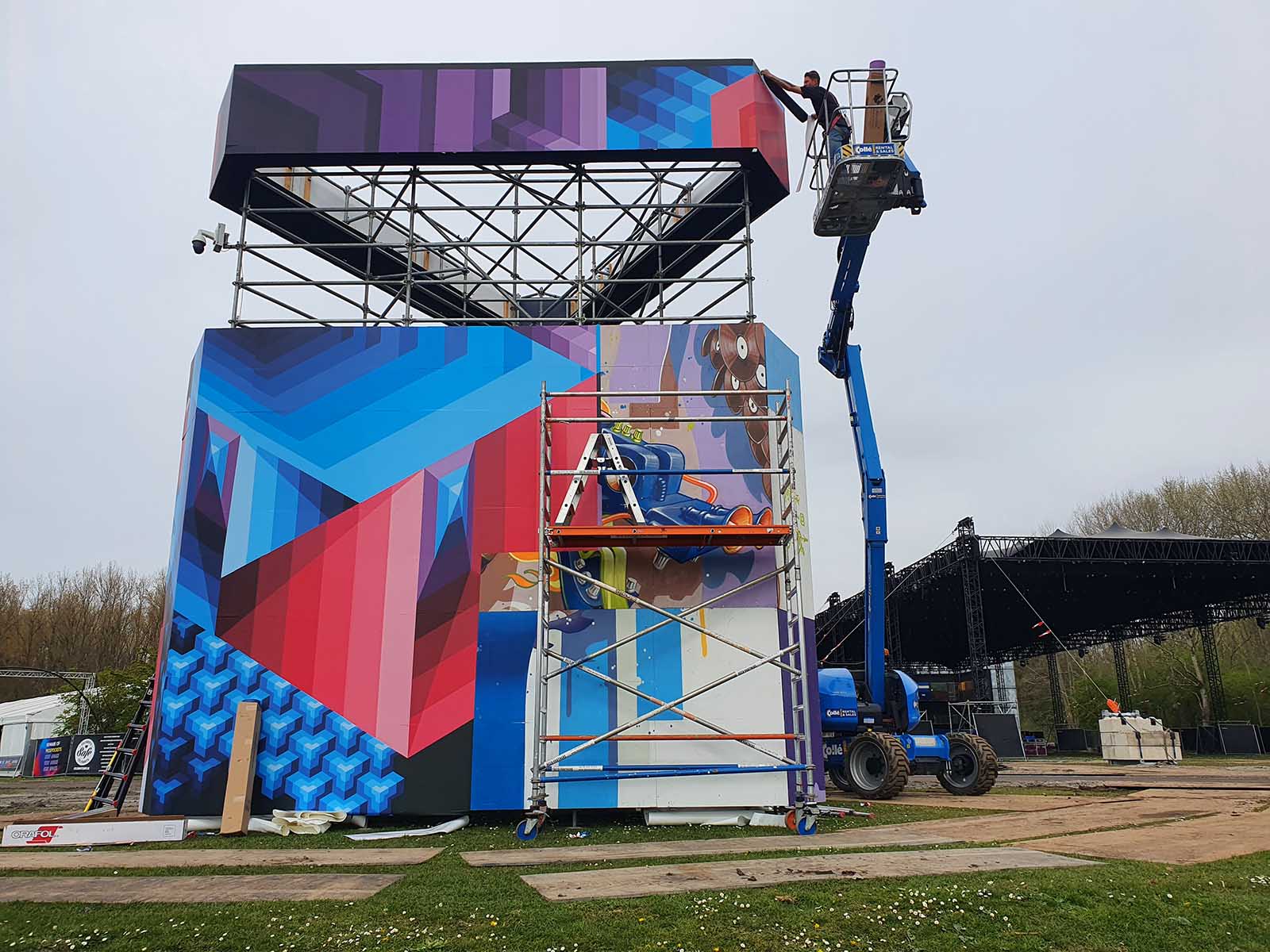 Wrapping van decoratieve signing towers voor het Awakenings Festival