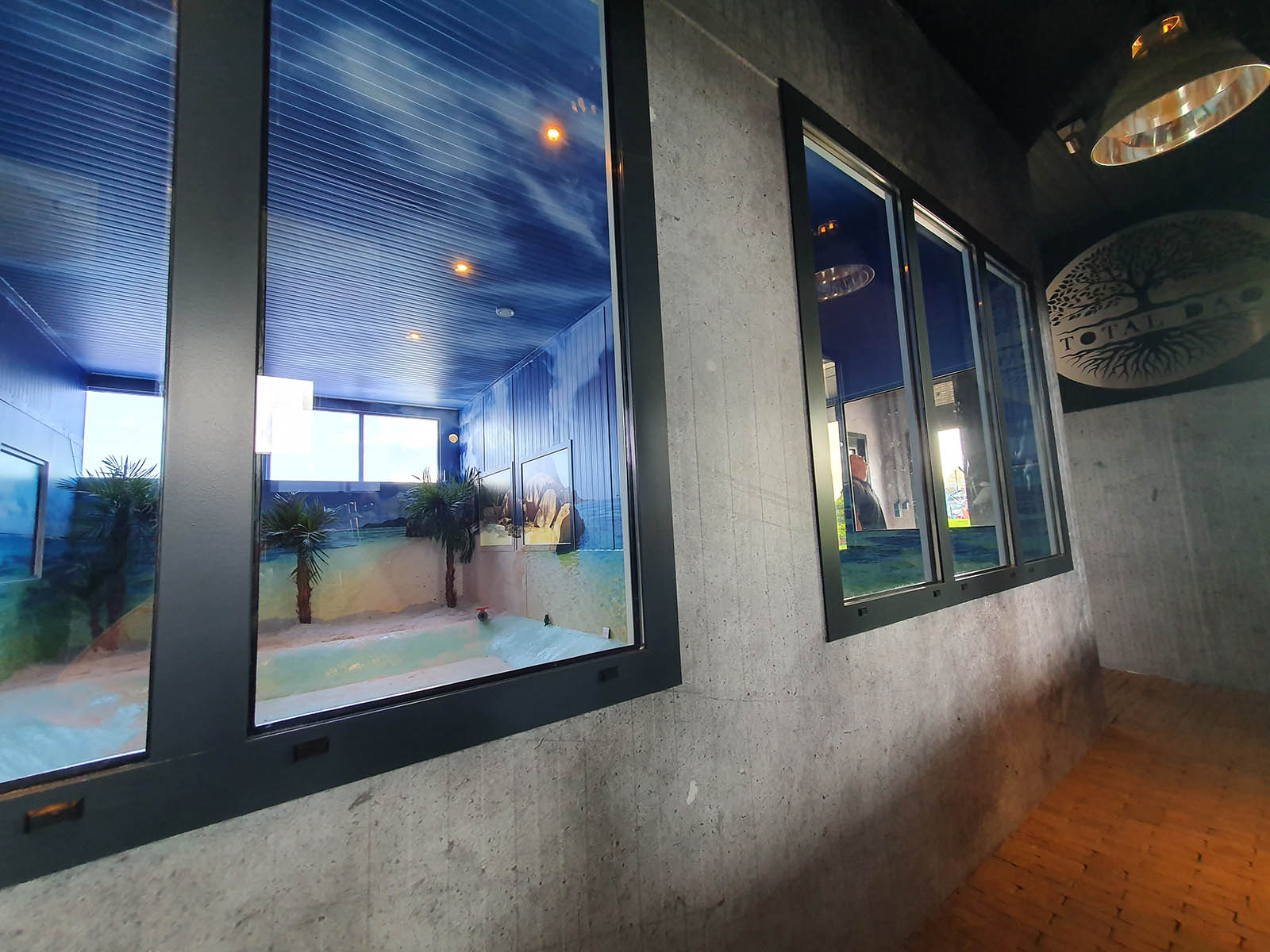 fotoprint met beton patroon doorlopend over muren