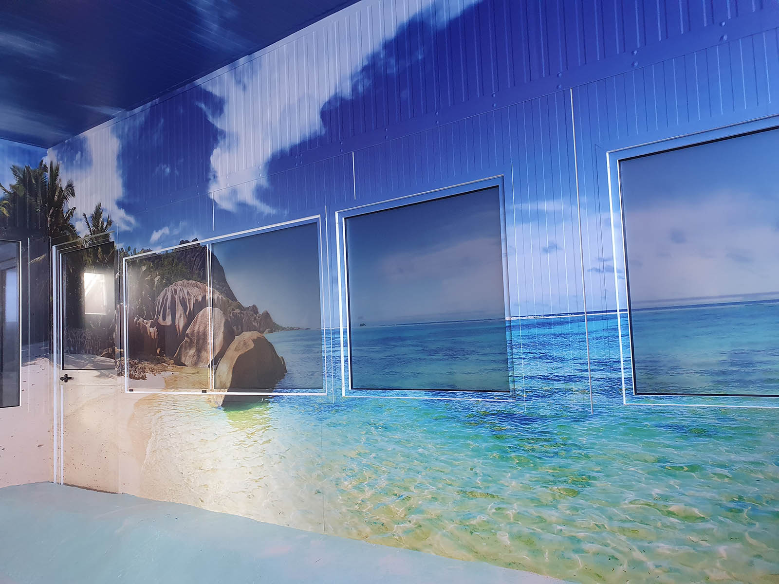 Doorlopende foto over muren, ramen en plafond