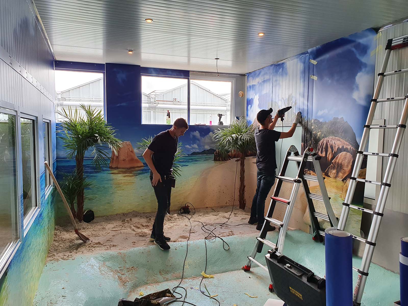 de fotowanden van het dierenverblijf worden na montage zorgvuldig ingeföhnd