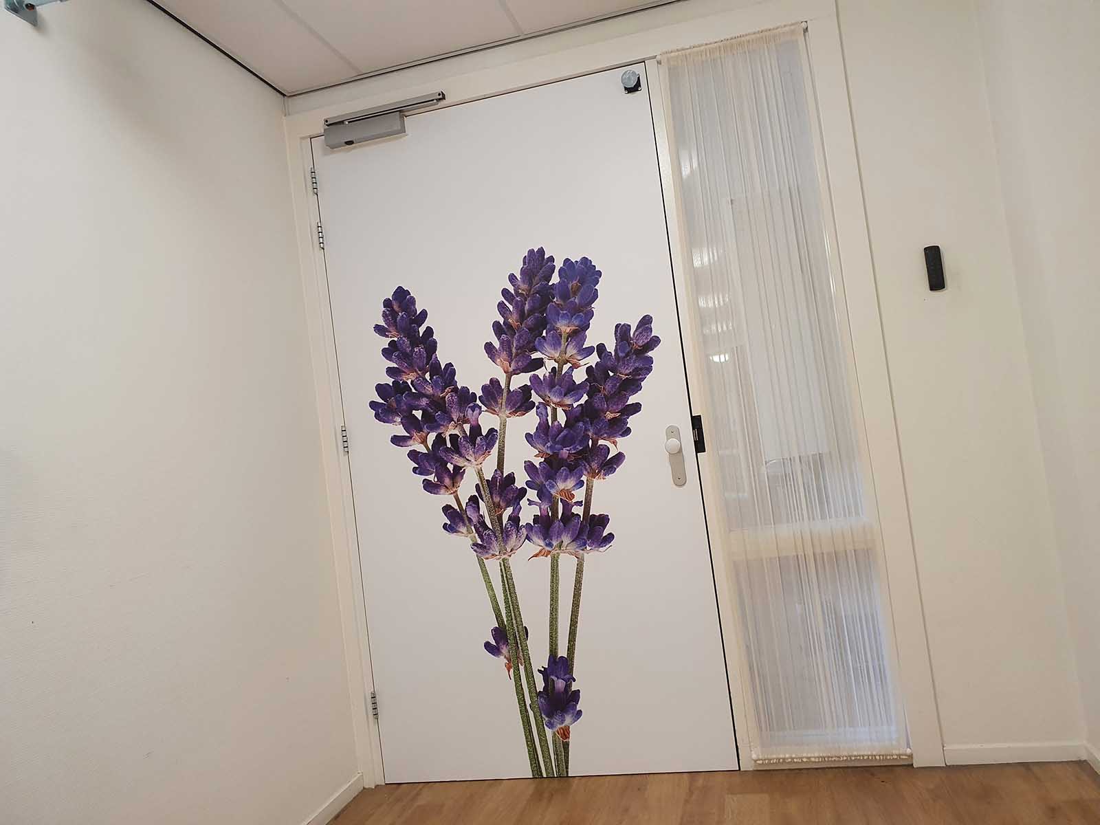 deurbestickering met vrolijke en kleurrijke opdrukken voor verzorgingshuizen
