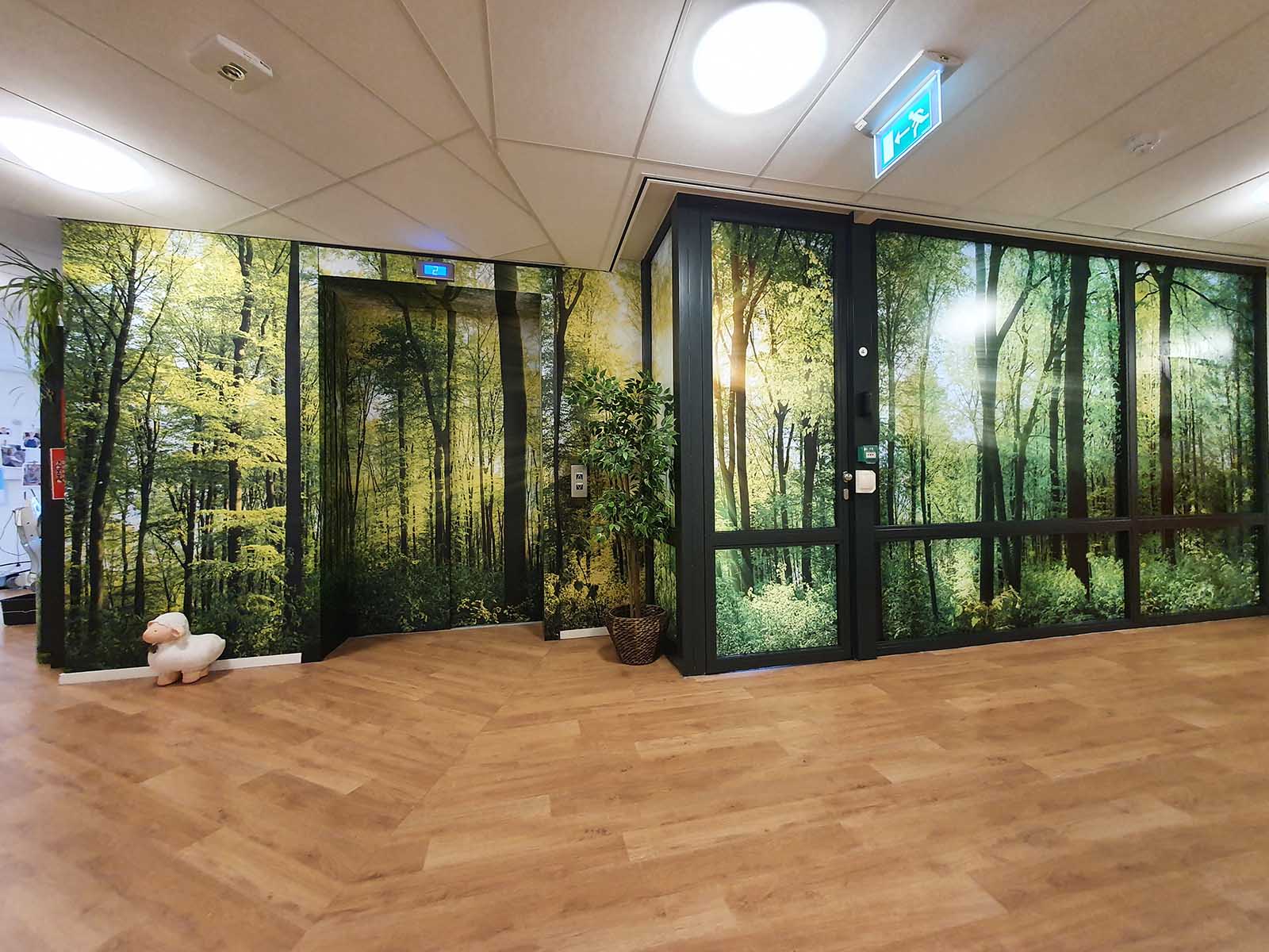 interieurwrapping van ramen, deuren en liften in een verzorgingshuis