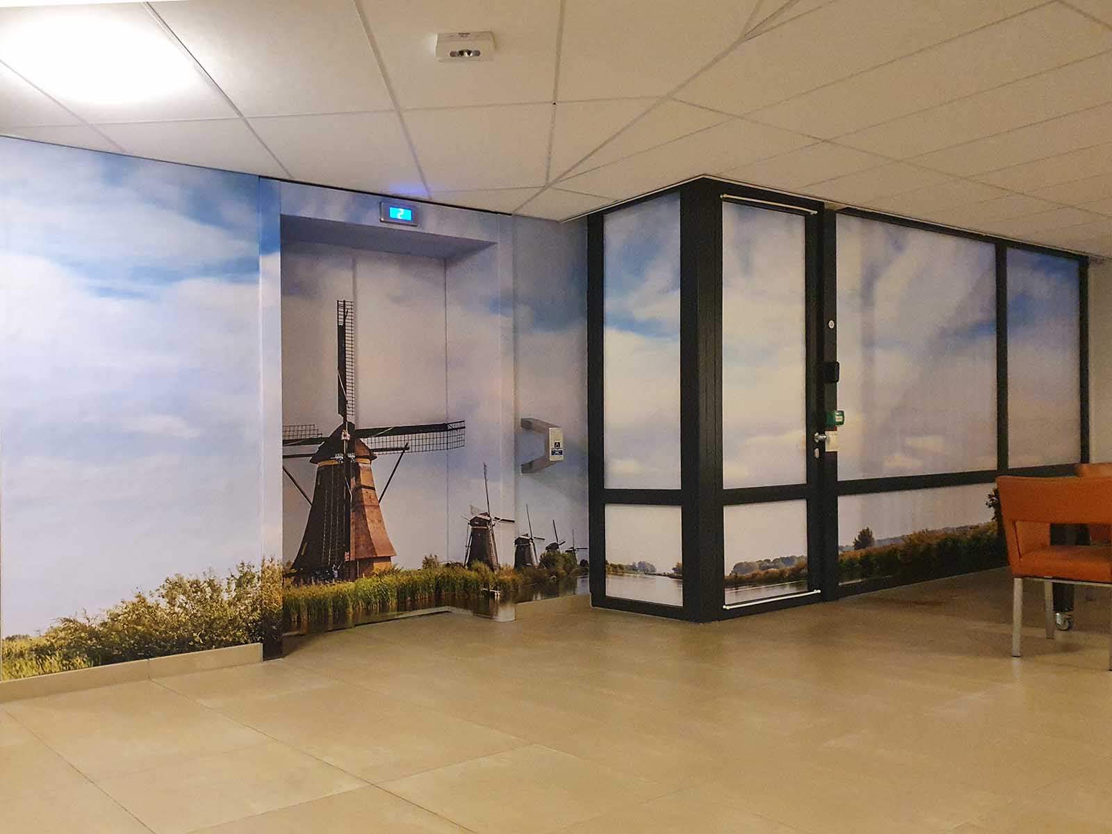 bestickering van liften ramen en deuren in verzorgingshuis - interieurwrapping van decopartners