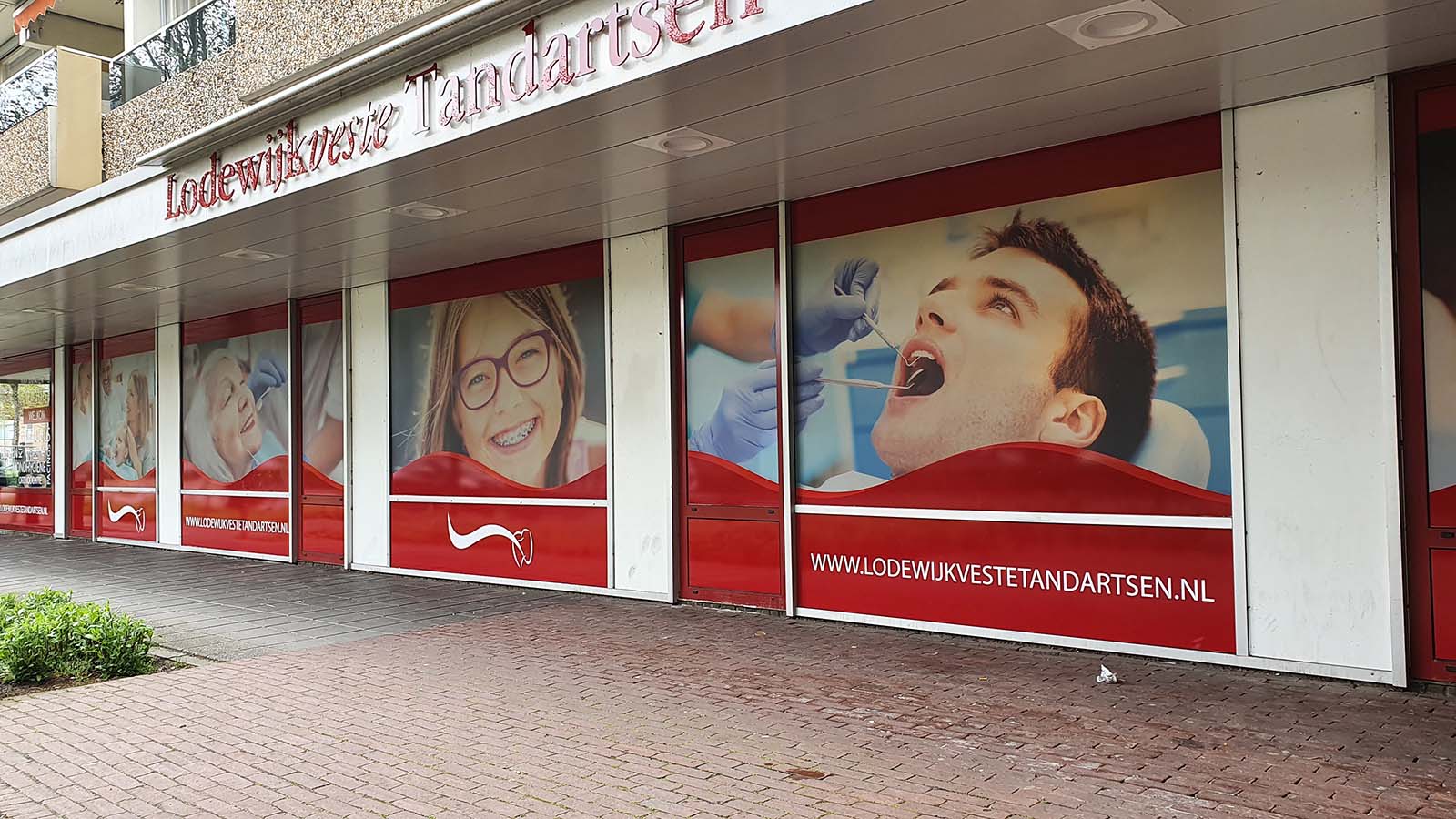 Opvallende raambestickering met foto's gedrukt op lichtdoorlatende matglasfolie