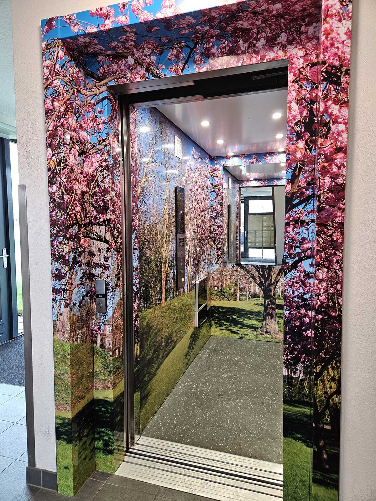 Zowel het exterieur als het complete interieur van de lift is gewrapt met een kleurrijke bloemenprint en voorzien van een duurzame anti-graffiti beschermlaag