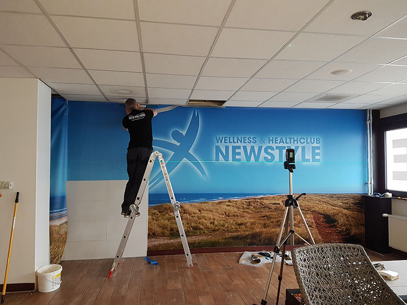 naadloos behang wordt rondom schoongesneden