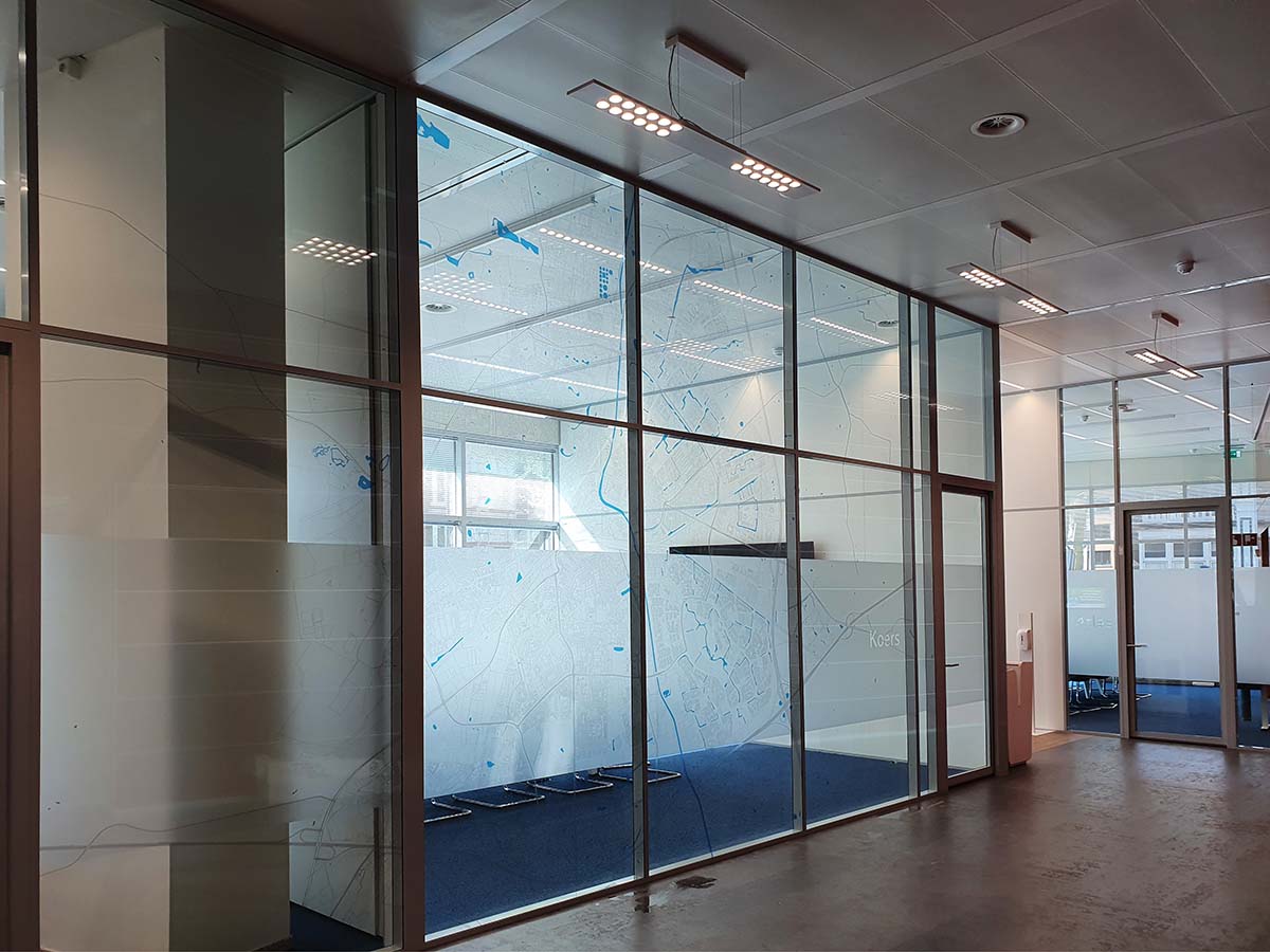 Raambestickering met landkaart design, uitgevoerd door DecoPartners