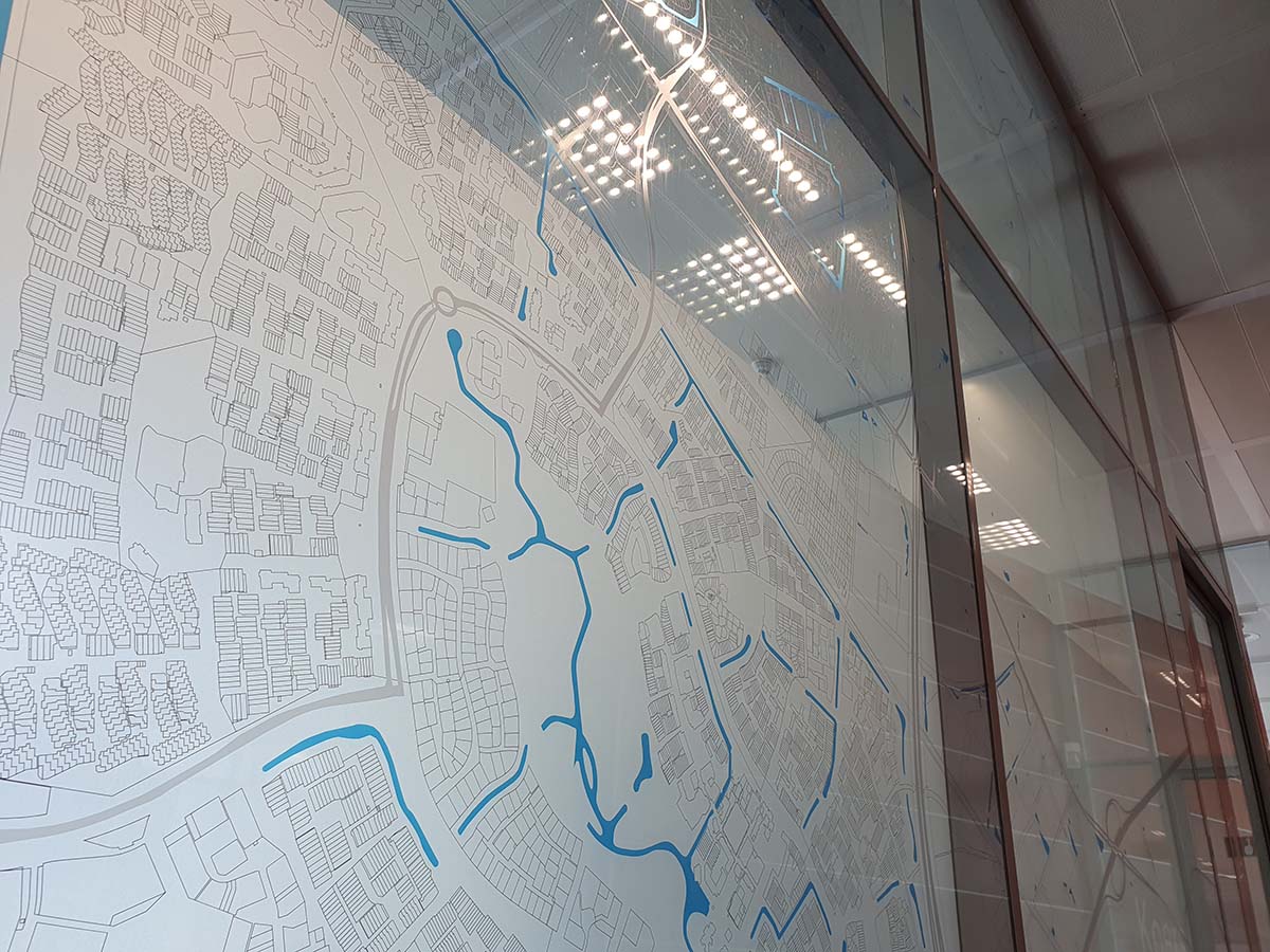 Combinatie van glasfolie en matglasfolie op maat in spreekkamer voor design en privacy
