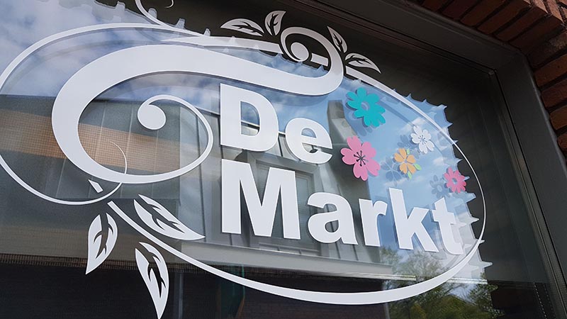 raamsticker monteren bloemenwinke de markt