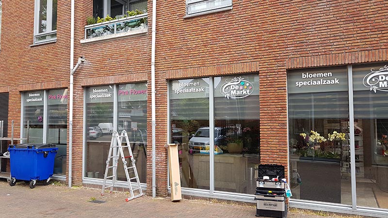 raamstickers reclame bloemenwinkel de markt