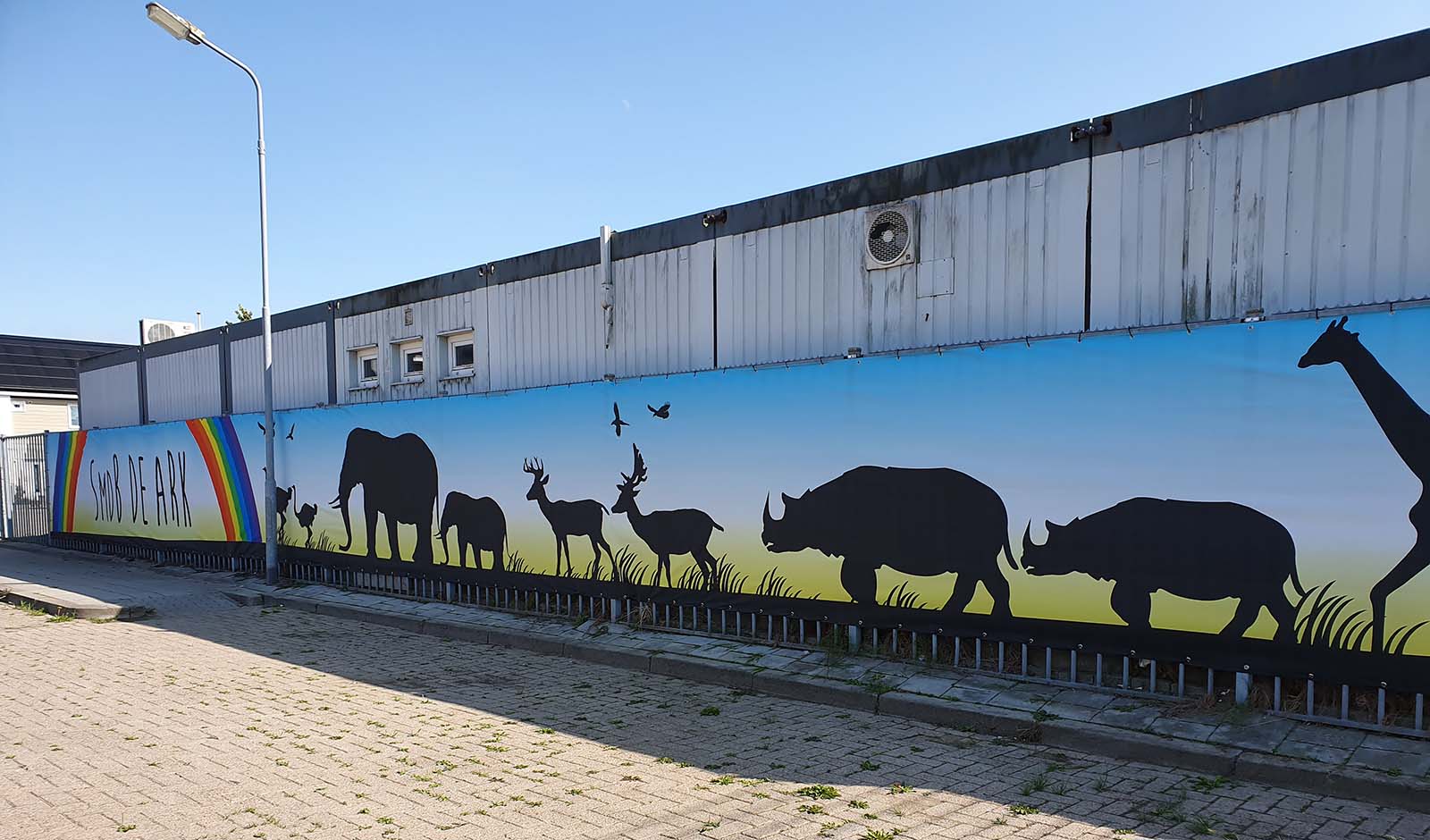 xxl spandoek tegen hek school