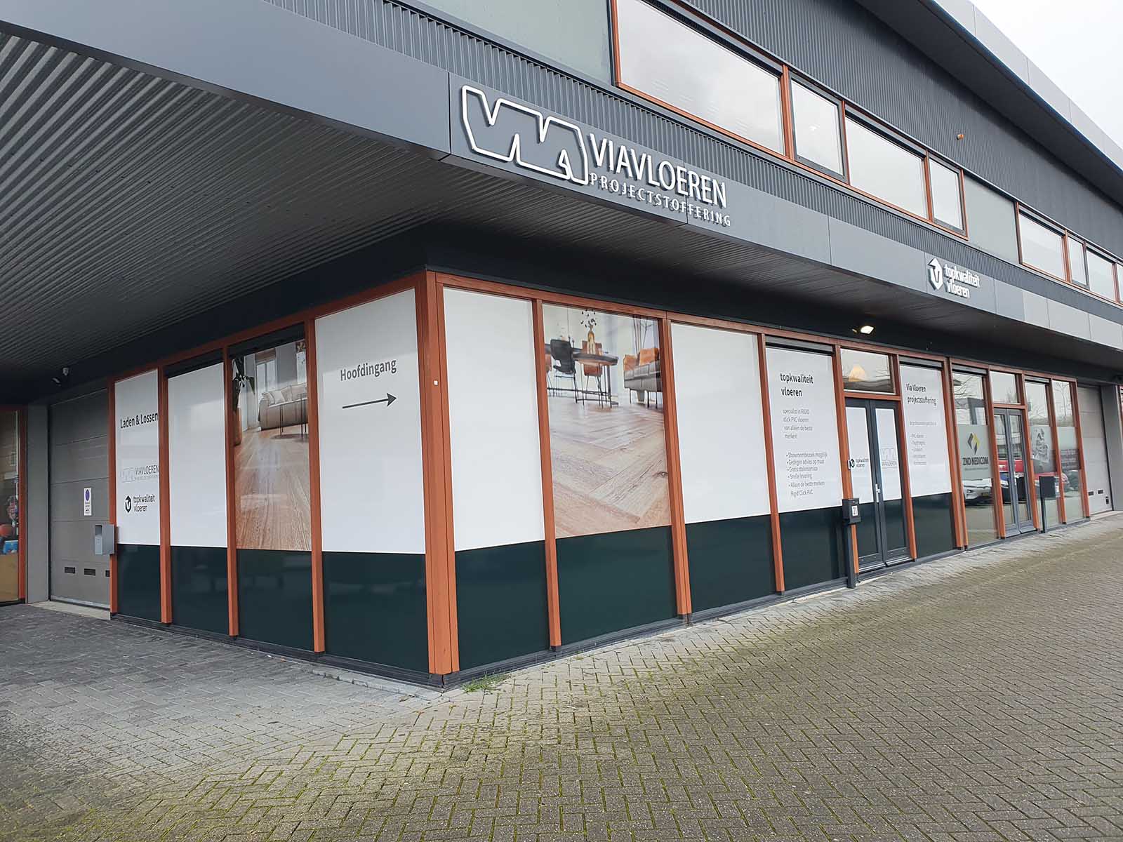Exterieur folie toegepast op oude aluminium gevelbeplating waarbij ook 3D kunststof gevelletters zijn aangebracht