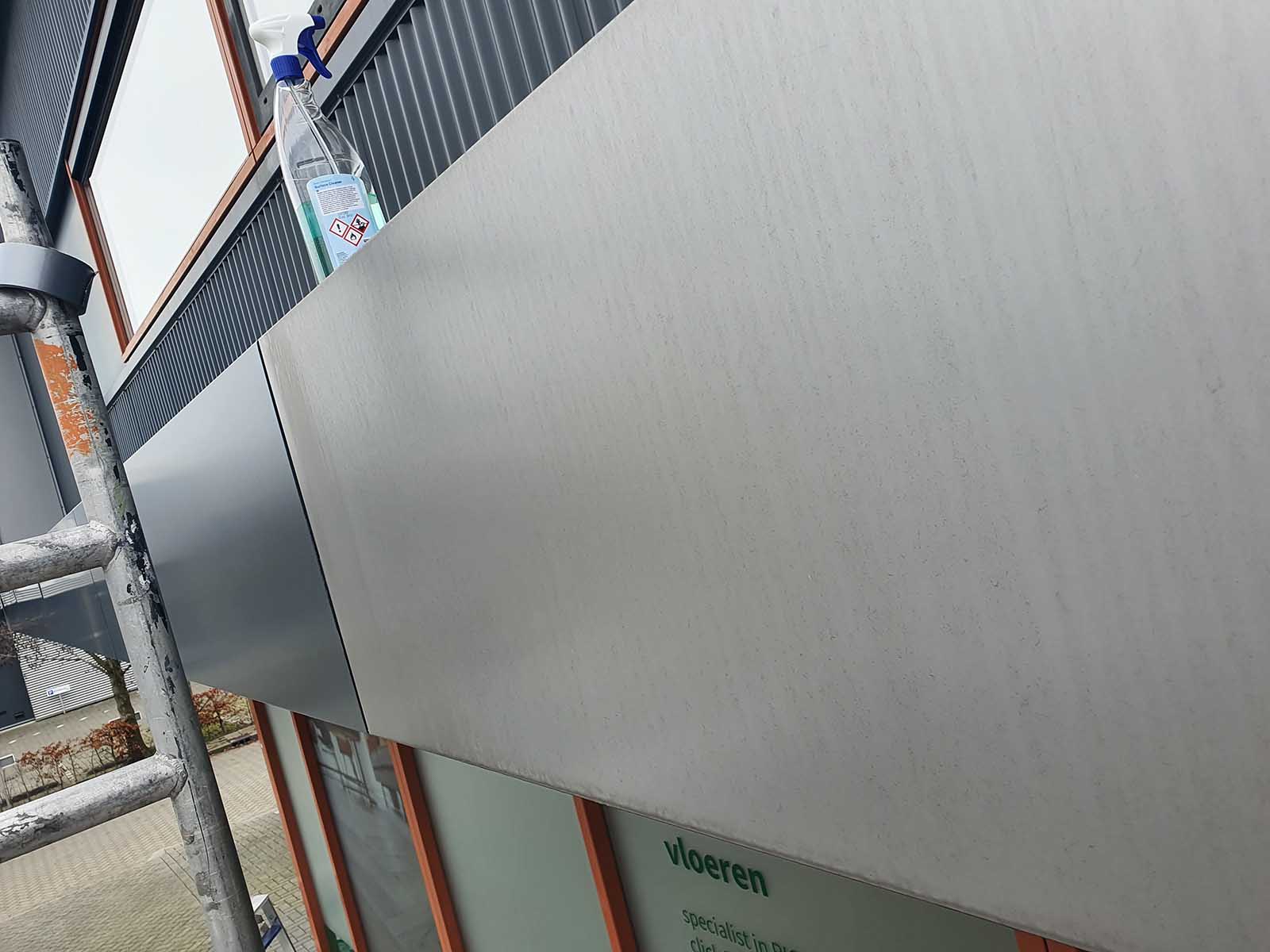 De verweerde aluminium gevel knapt goed op met de exterieurfolie in RAL kleur