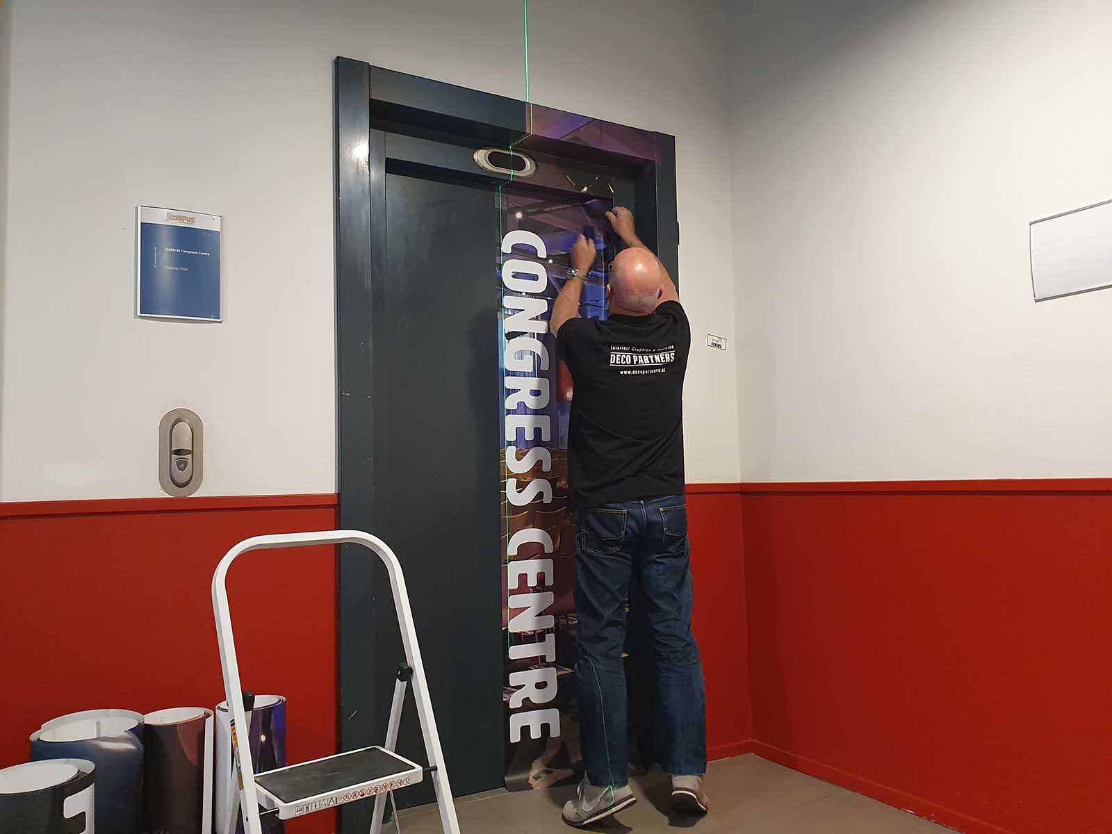 Liftdeuren bestickeren met duurzame kwaliteitsfolie voor een optimaal resultaat
