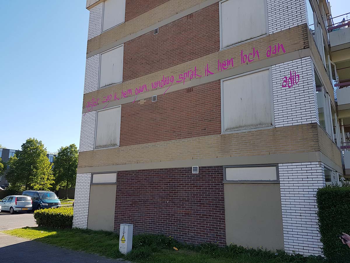 eenvoudig te verwijderen bestickering op bakstenen muren