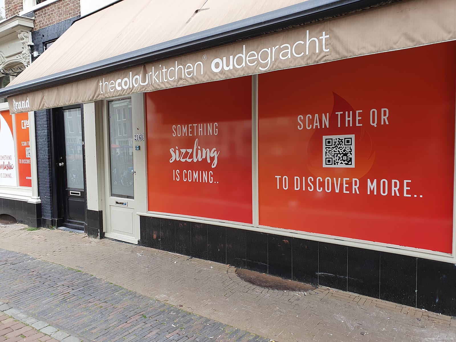 Windowdressing met eenvoudig te verwijderen raambestickering. De raamstickers hebben een niet-permanente kleeflaag waardoor deze na de verbouwing eenvoudig en zonder lijmresten van de ramen verwijdert kunnen worden.