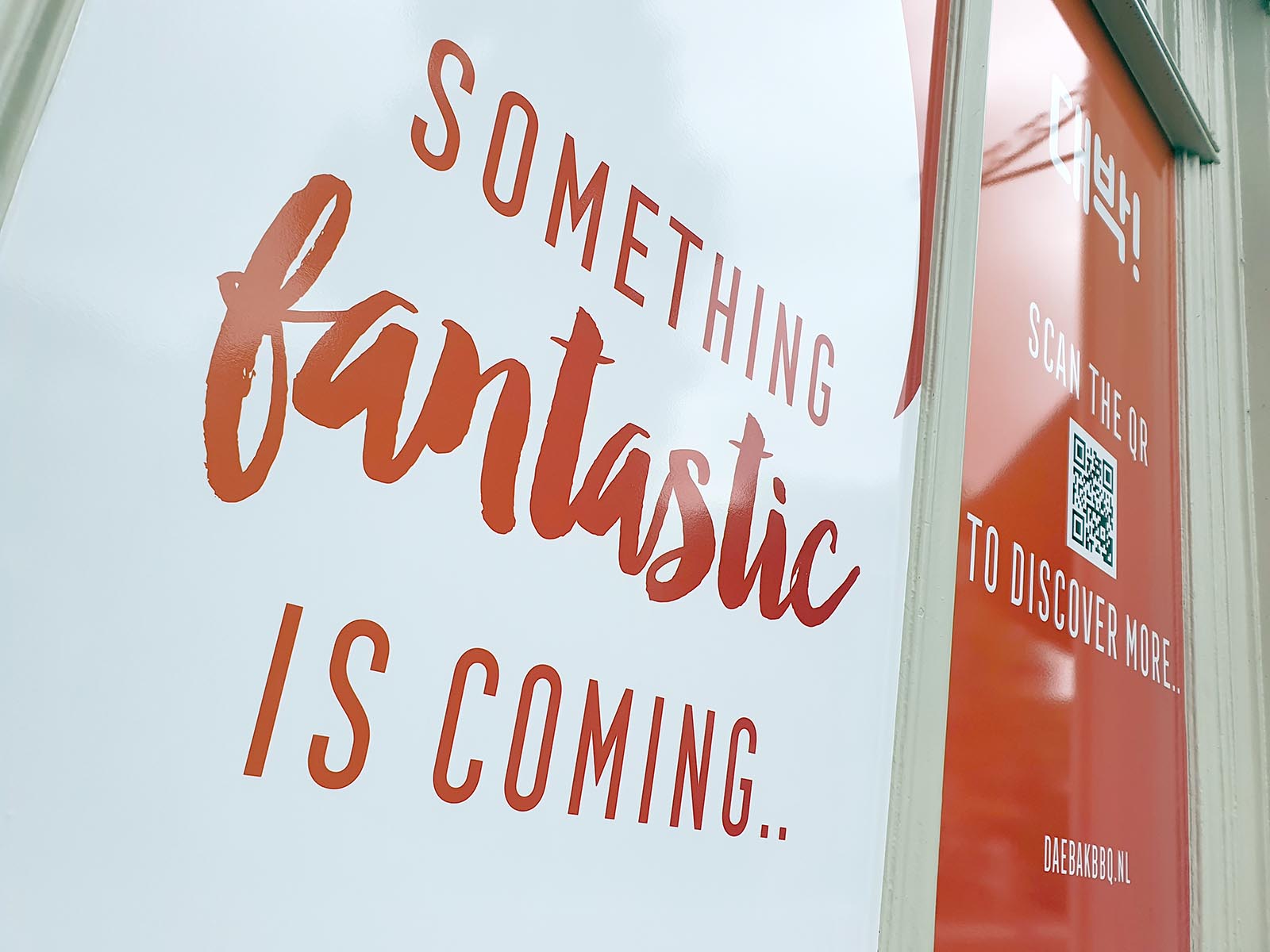 Windowdressing met tijdelijke raamstickers is een opvallende en voordelige manier om op een positieve manier aandacht van potentiële klanten te trekken.