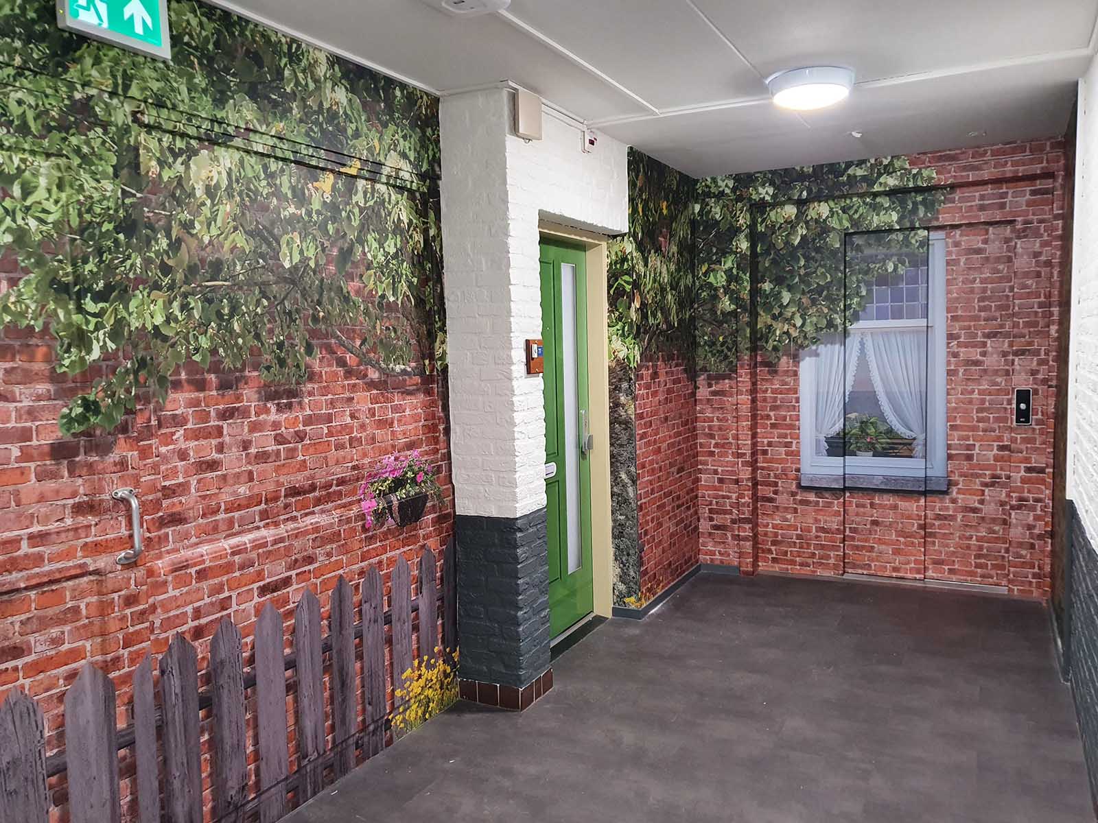 Lift en toegangsdeur zijn volledig gewrapt met een doorlopend design waardoor deze niet meer opvallen.