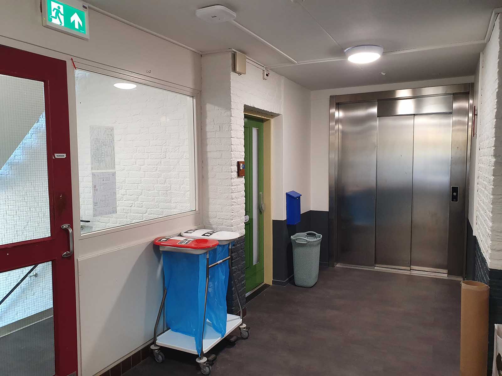 De lift en toegangsdeur zijn plekken waar veel dementerende ouderen soms vaak de hele dag wachten wat veel onrust en frustratie geeft