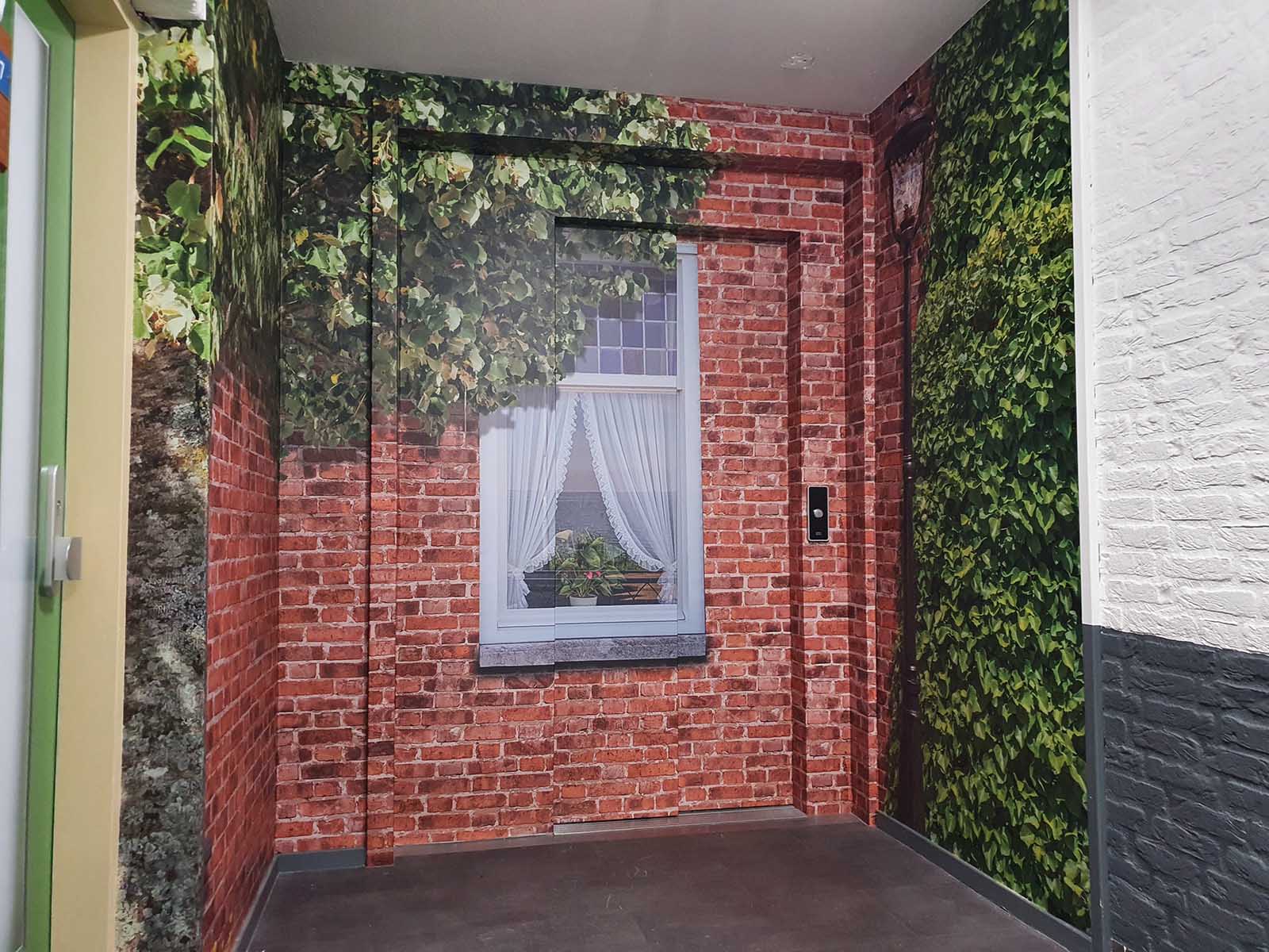 Door de lift te wrappen met een mooie print valt deze niet meer op wat de dementerende mensen veel rust geeft