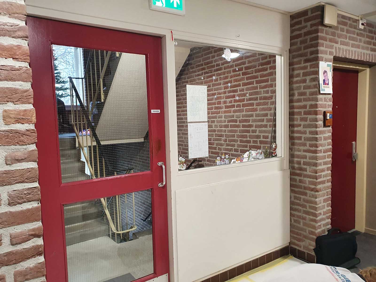 Toegangsdeuren op de afdeling voorafgaande aan de interieur bestickering